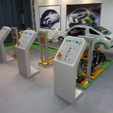 自動車組み立て体験施設