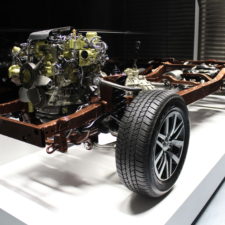 ピックアップトラックパワートレーン展示什器