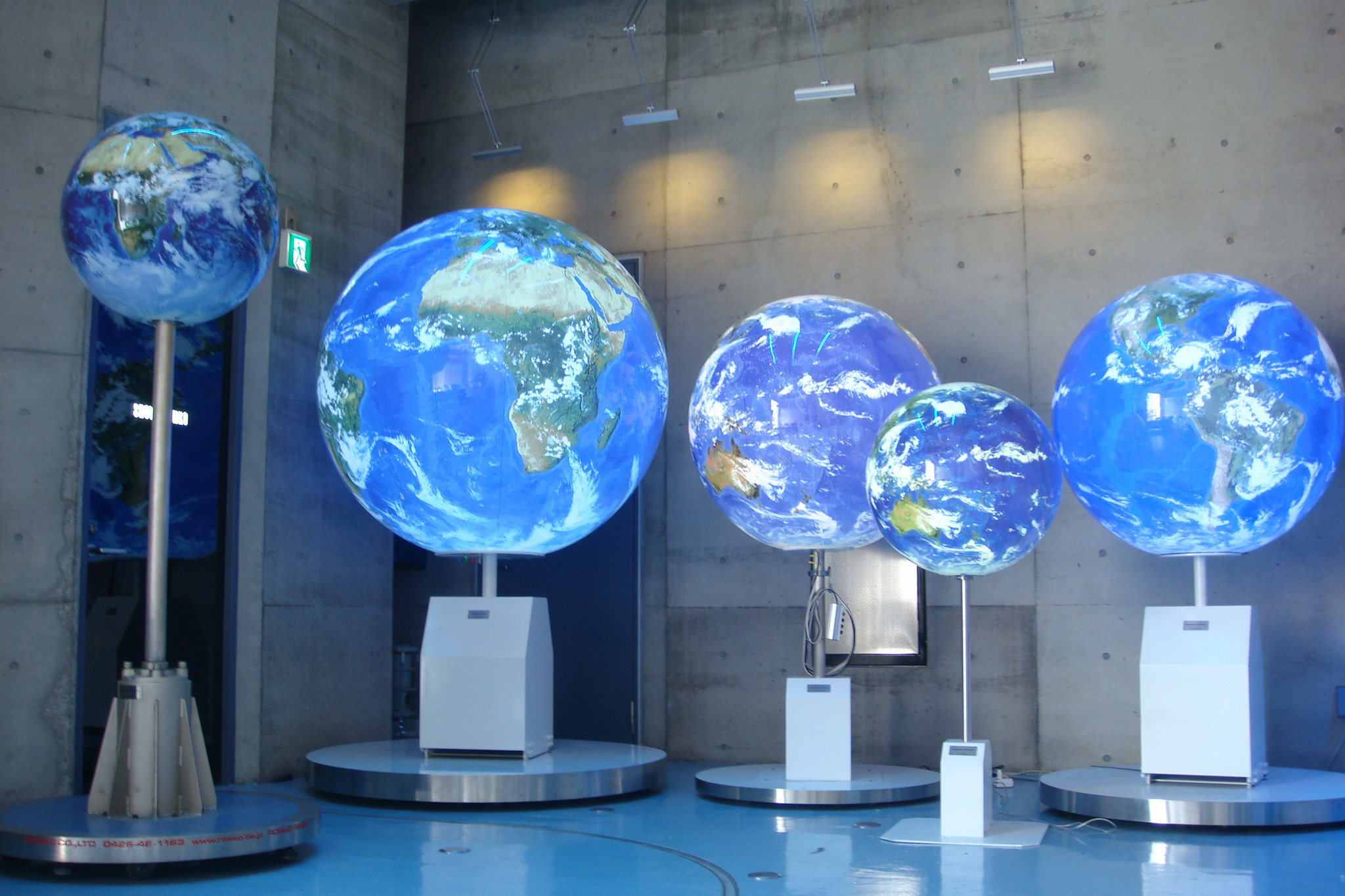地球儀 油彩画宙華と塵取り エアー地球儀 | 有限会社 ツヅキ商事