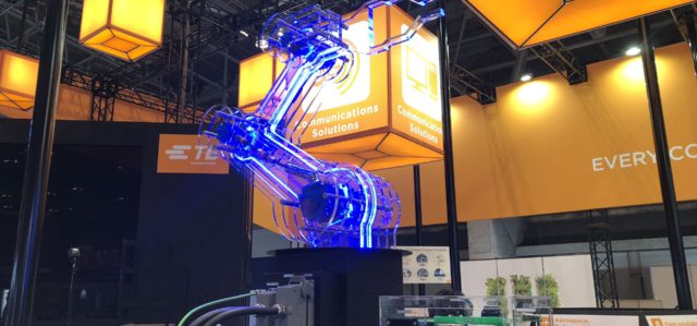アクリル積層什器　ロボットアーム